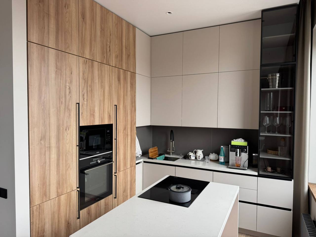 Кухня угловая с островом современная — Кашемир и дерево